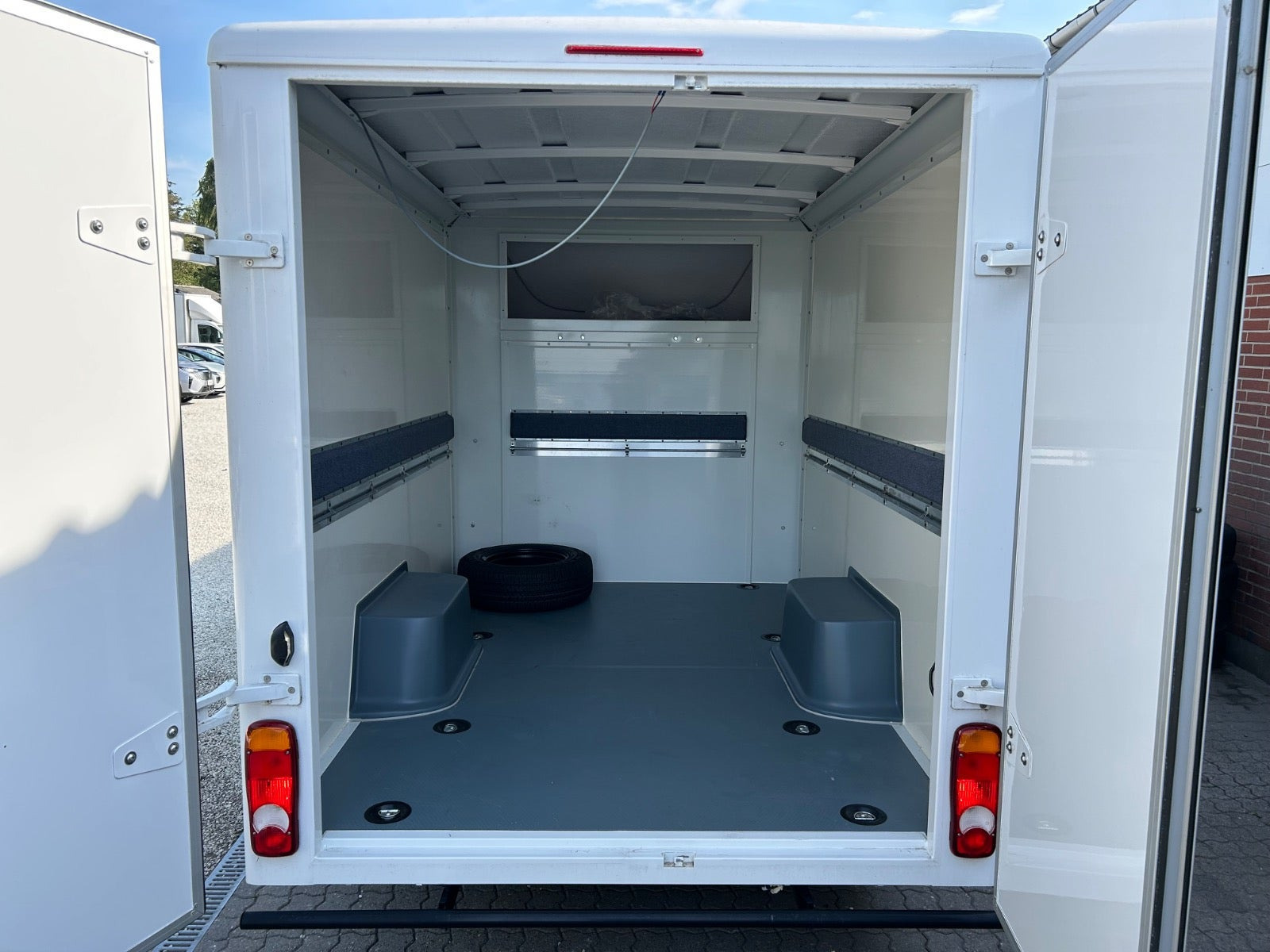 Hvid Peugeot e-Expert fra 2024
