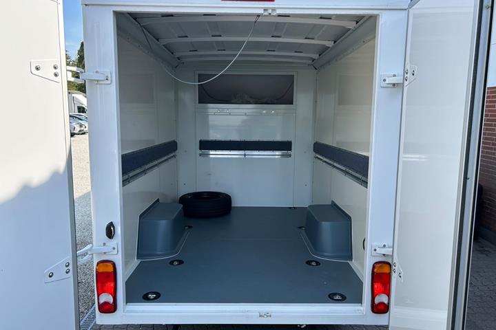 Hvid Peugeot e-Expert fra 2024