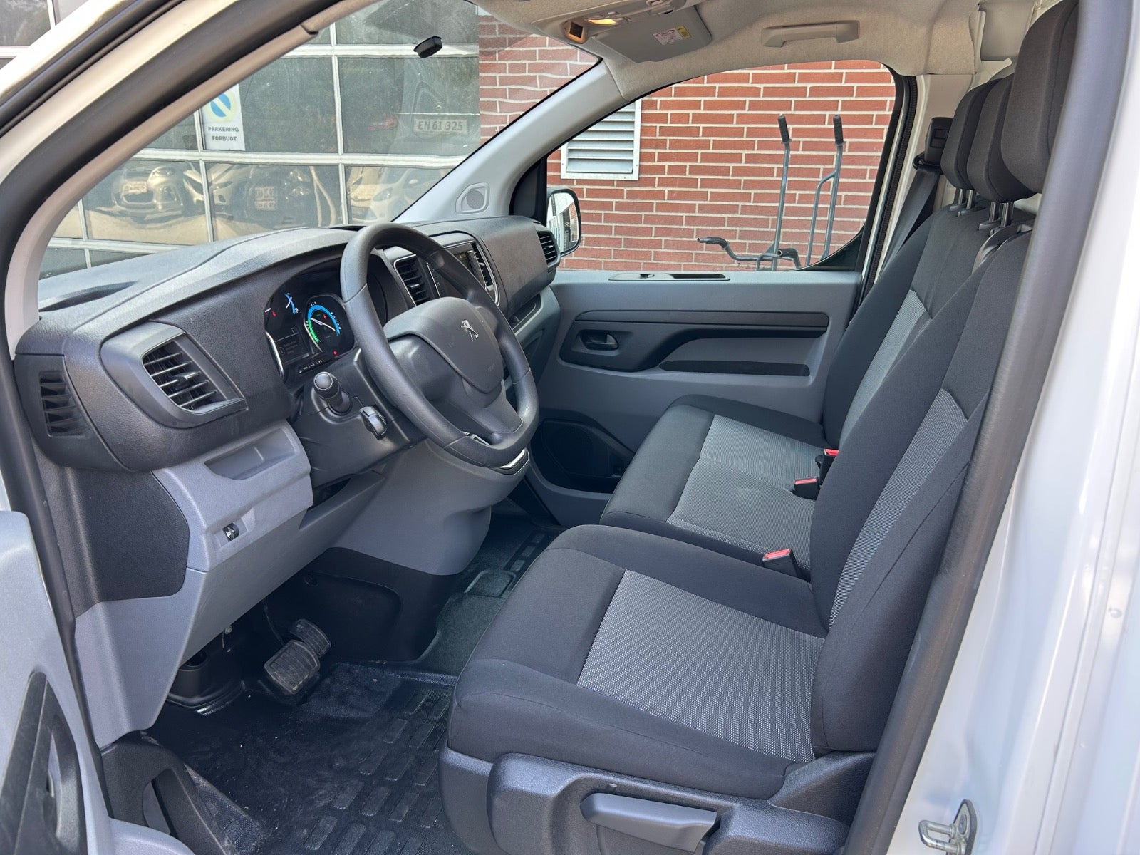 Hvid Peugeot e-Expert fra 2024