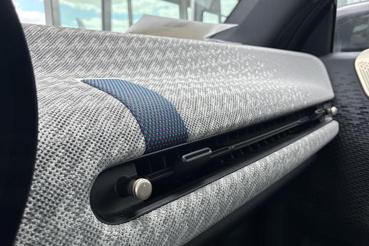 Blå Mini Cooper SE fra 2024