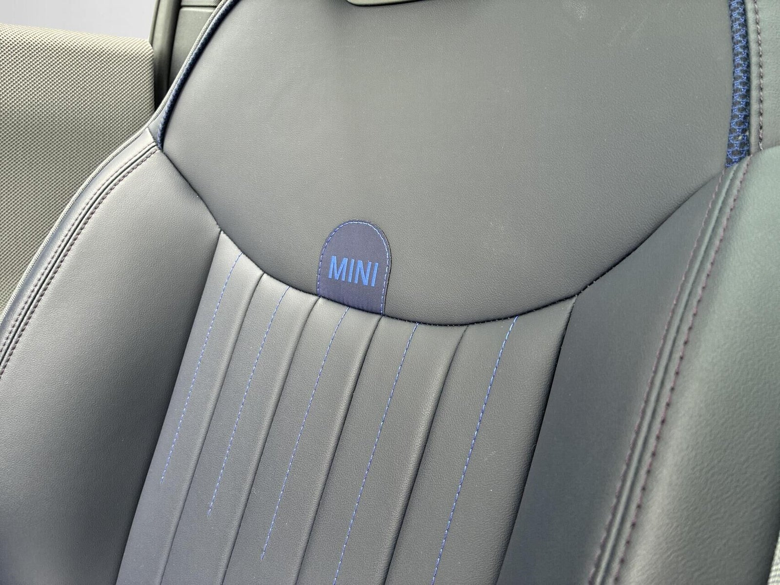 Blå Mini Cooper SE fra 2024