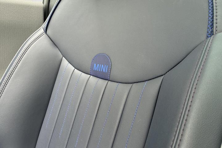 Blå Mini Cooper SE fra 2024