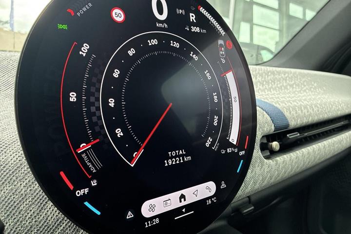 Blå Mini Cooper SE fra 2024
