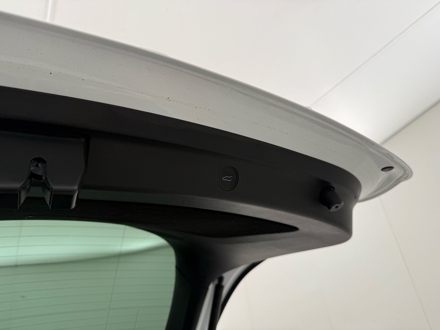 Hvid Tesla Model Y fra 2023