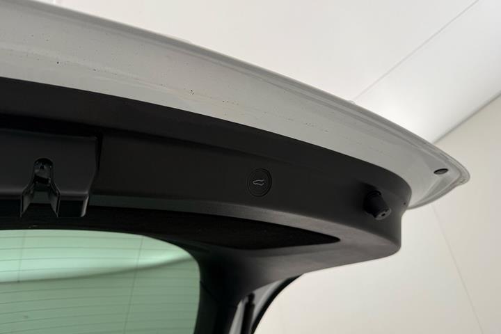 Hvid Tesla Model Y fra 2023