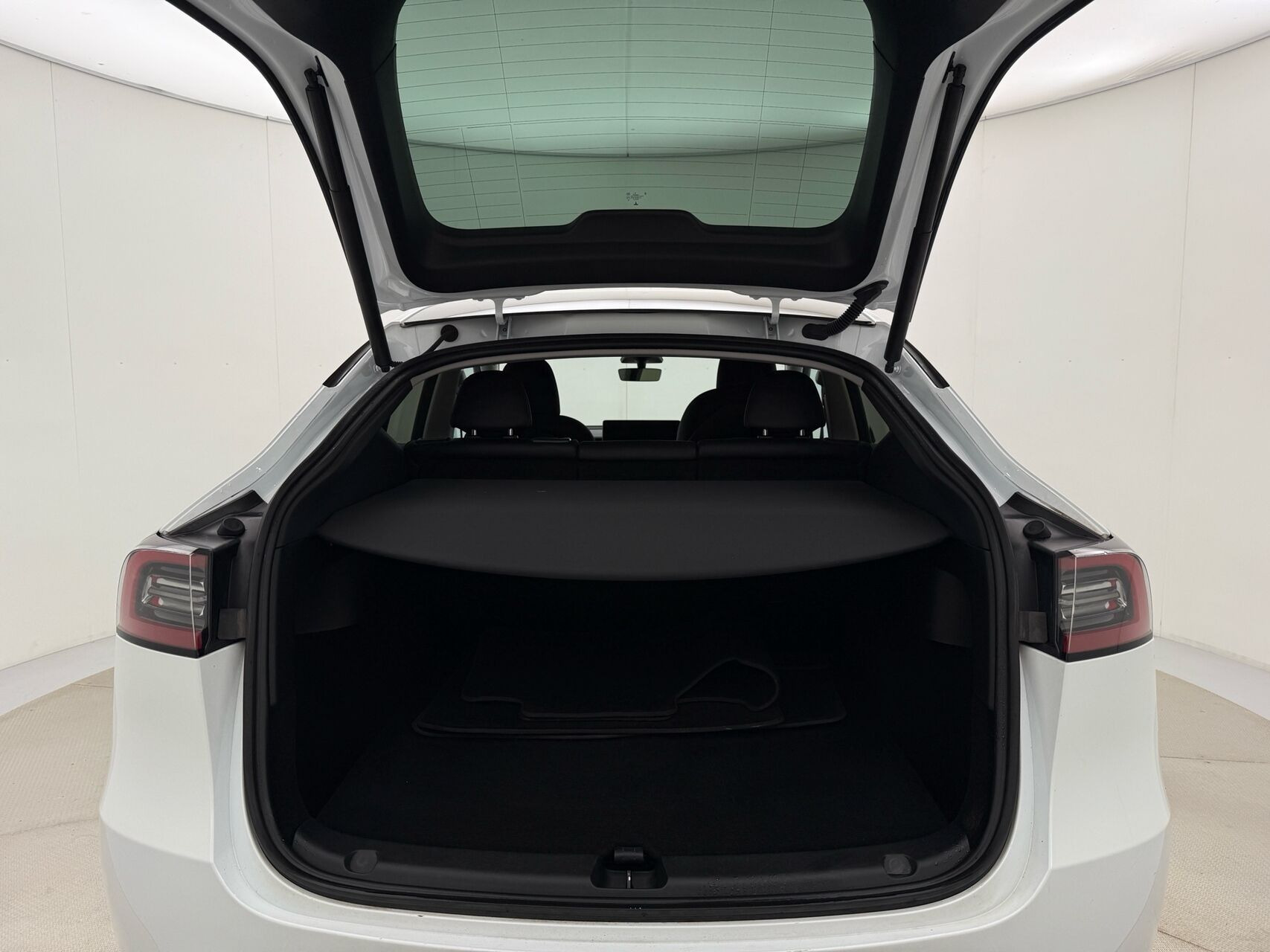 Hvid Tesla Model Y fra 2023