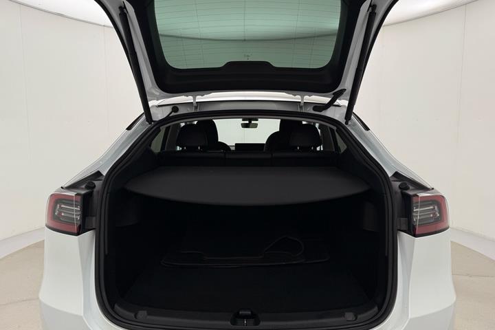 Hvid Tesla Model Y fra 2023