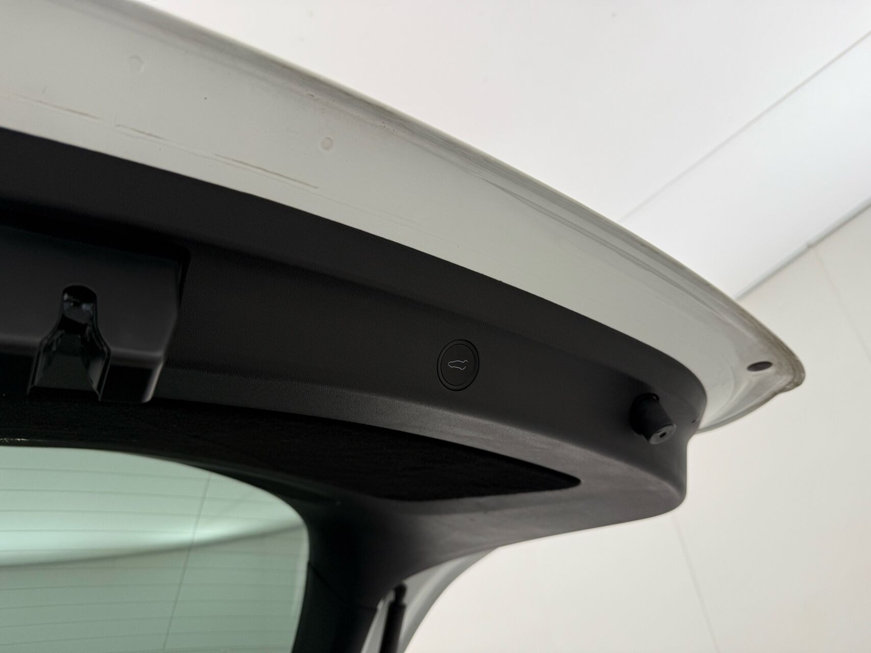 Hvid Tesla Model Y fra 2023