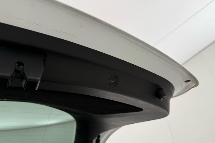 Hvid Tesla Model Y fra 2023