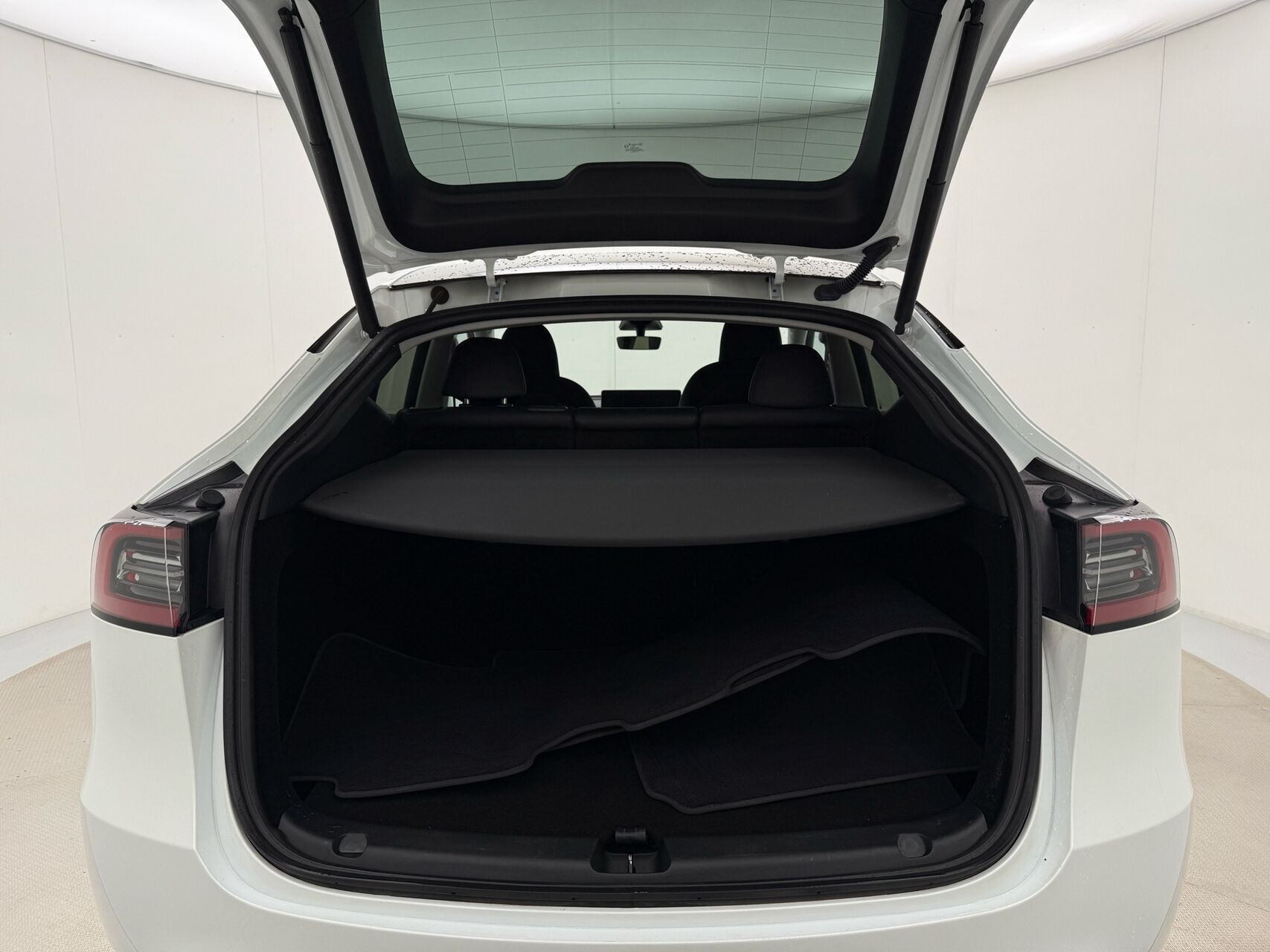 Hvid Tesla Model Y fra 2023