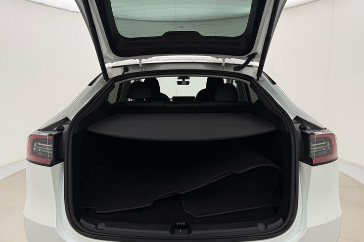 Hvid Tesla Model Y fra 2023