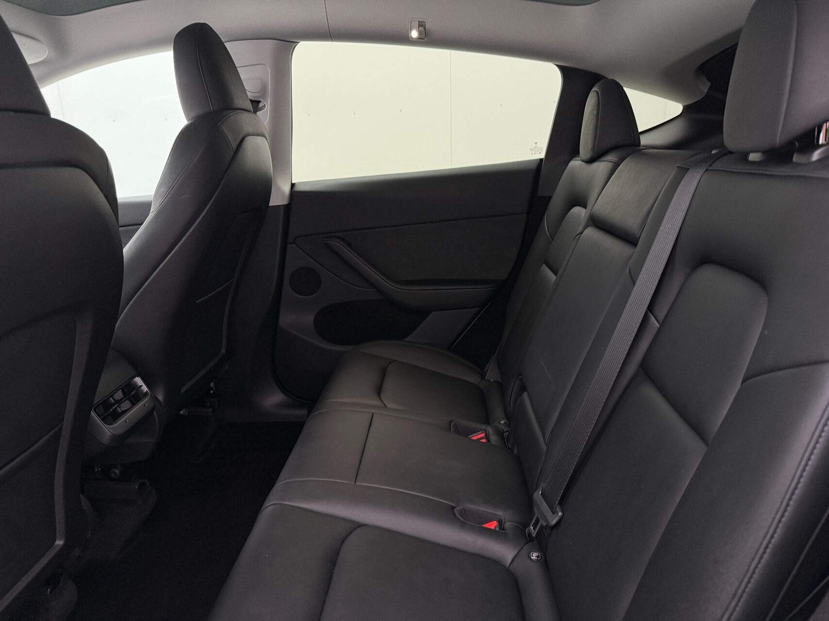 Hvid Tesla Model Y fra 2023