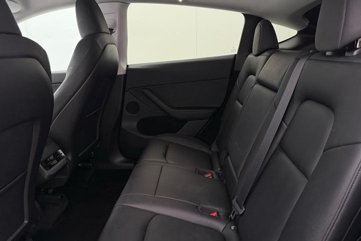 Hvid Tesla Model Y fra 2023