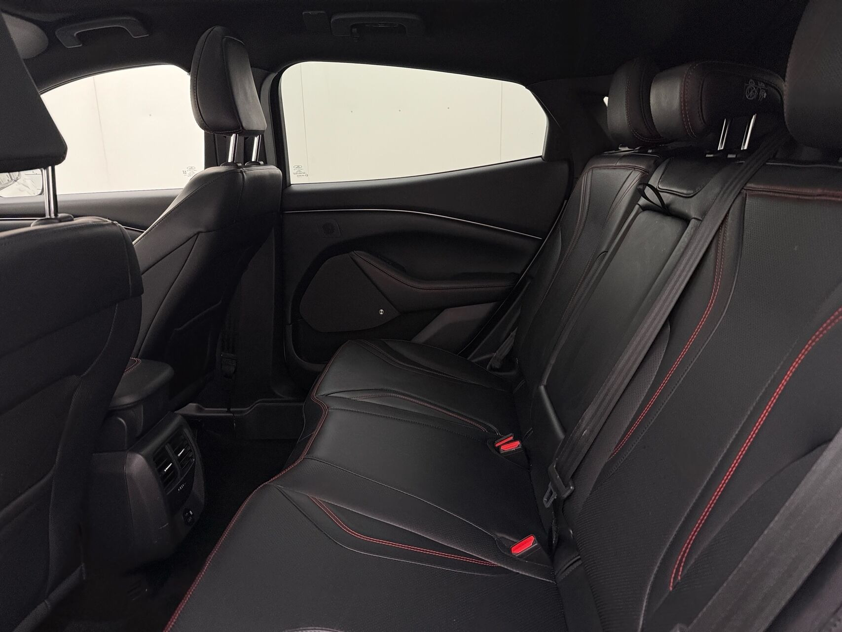Hvid Ford Mustang Mach-E fra 2022