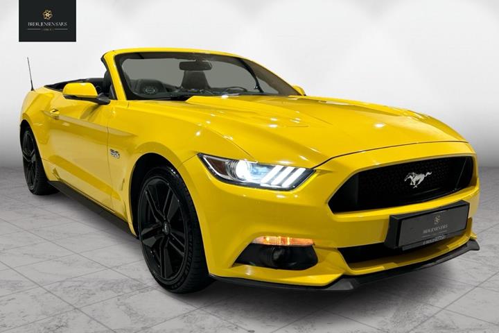 Gul Ford Mustang fra 2016 set udefra