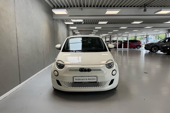 Hvid Fiat 500e fra 2023