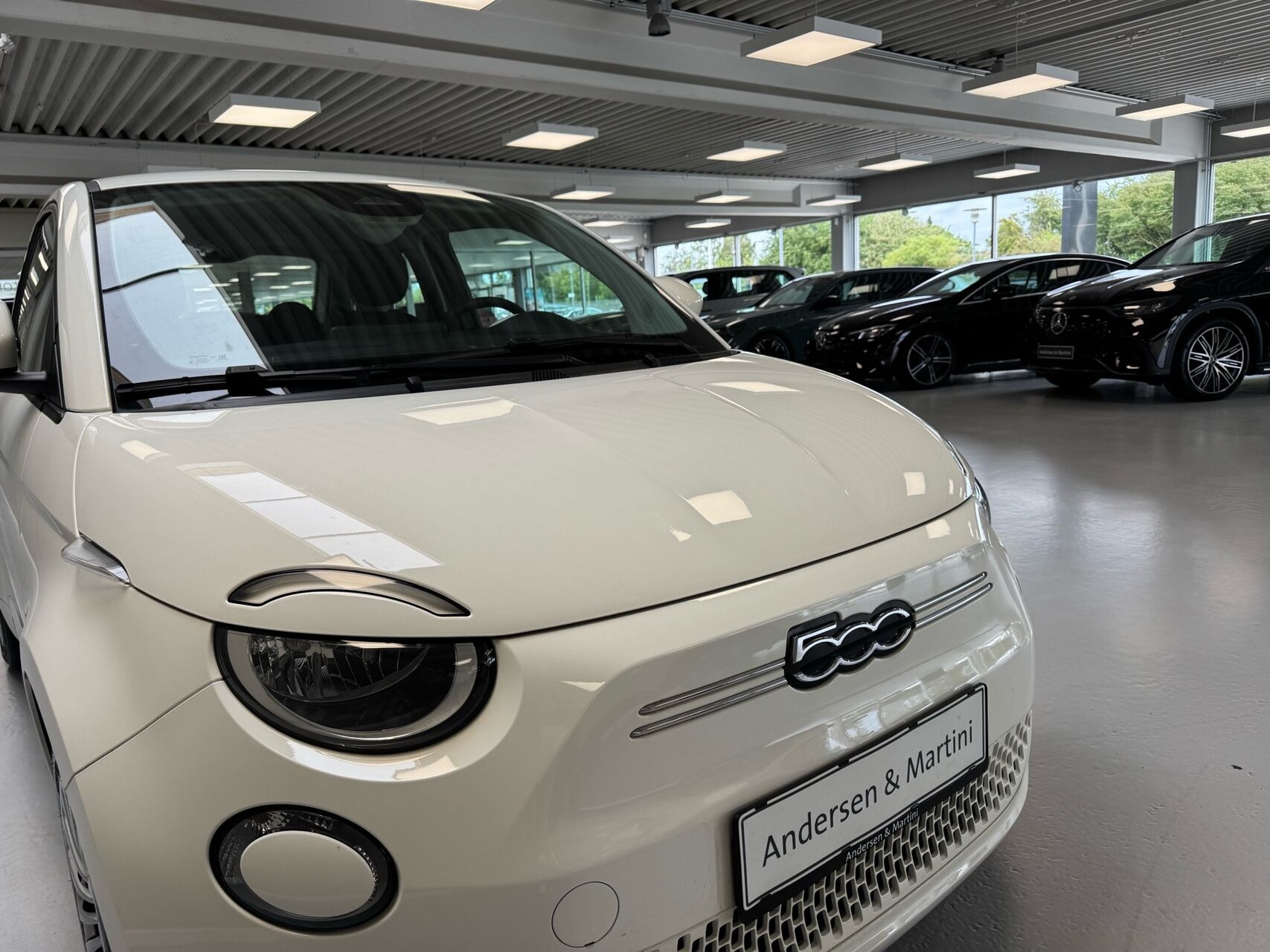 Hvid Fiat 500e fra 2023