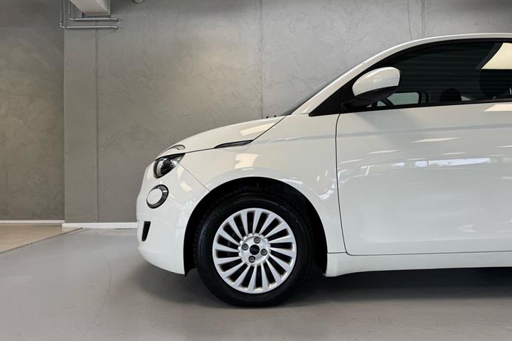 Hvid Fiat 500e fra 2023