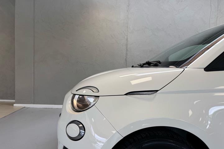 Hvid Fiat 500e fra 2023