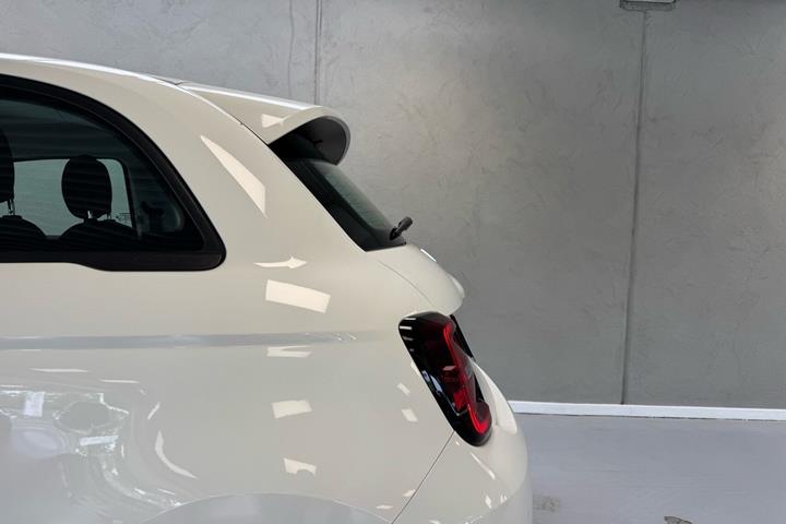Hvid Fiat 500e fra 2023