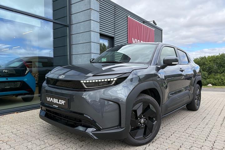 Grå Toyota Urban Cruiser fra 2025 set udefra