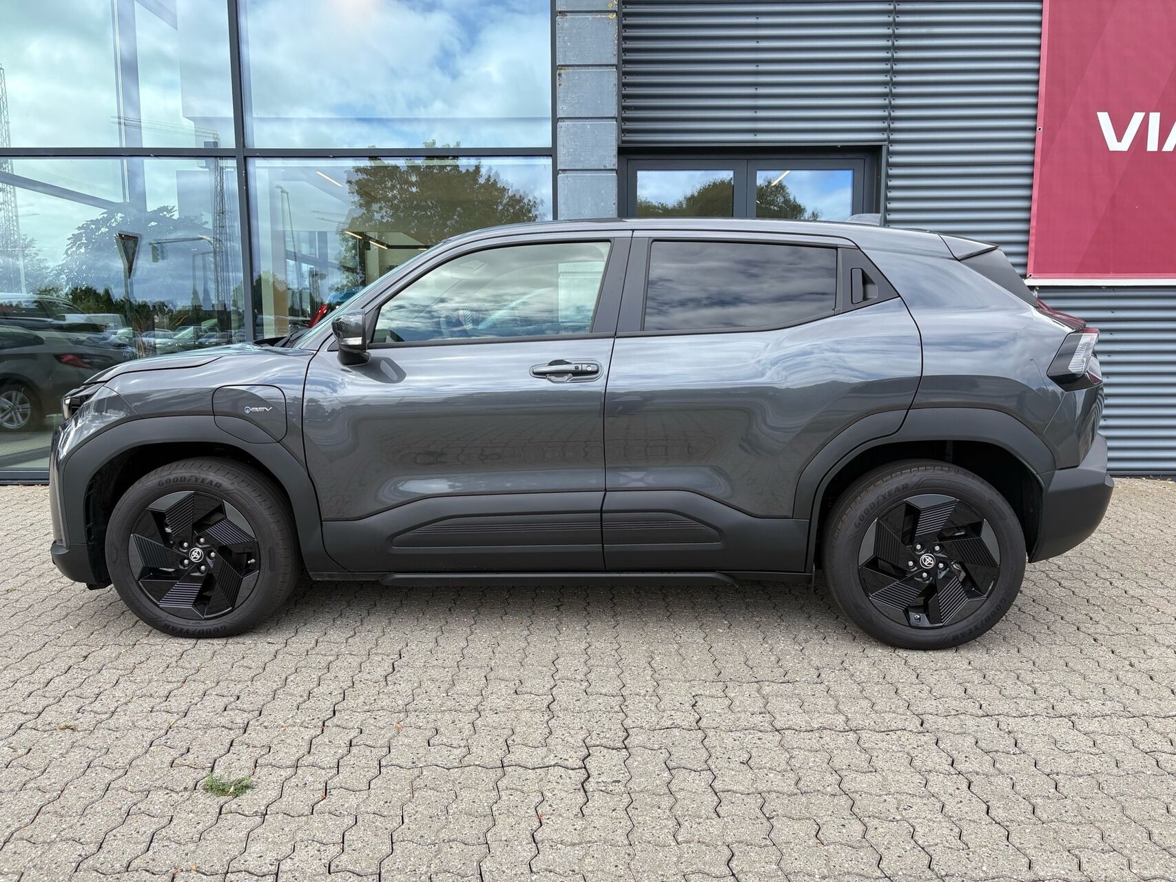Grå Toyota Urban Cruiser fra 2025