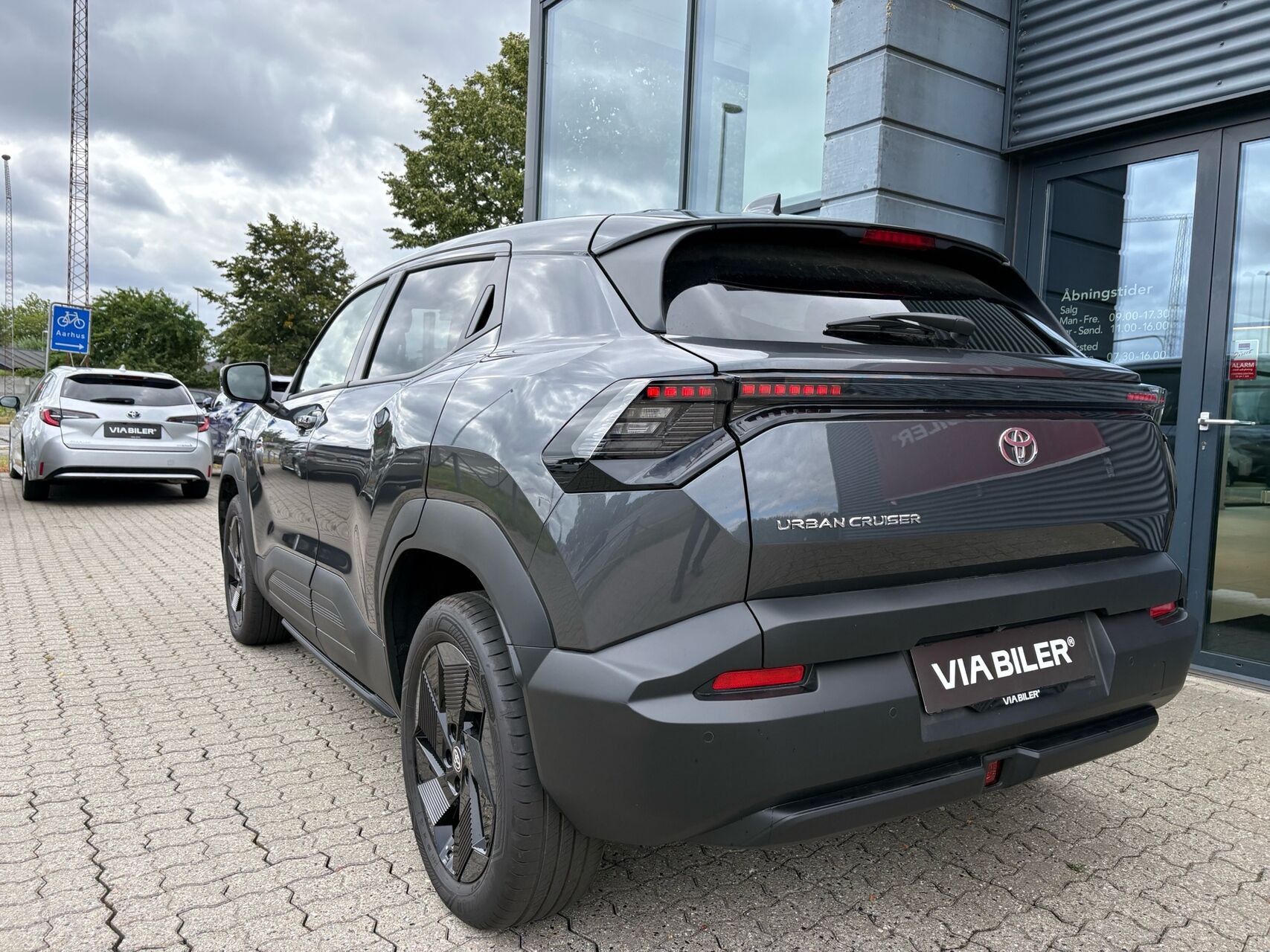 Grå Toyota Urban Cruiser fra 2025