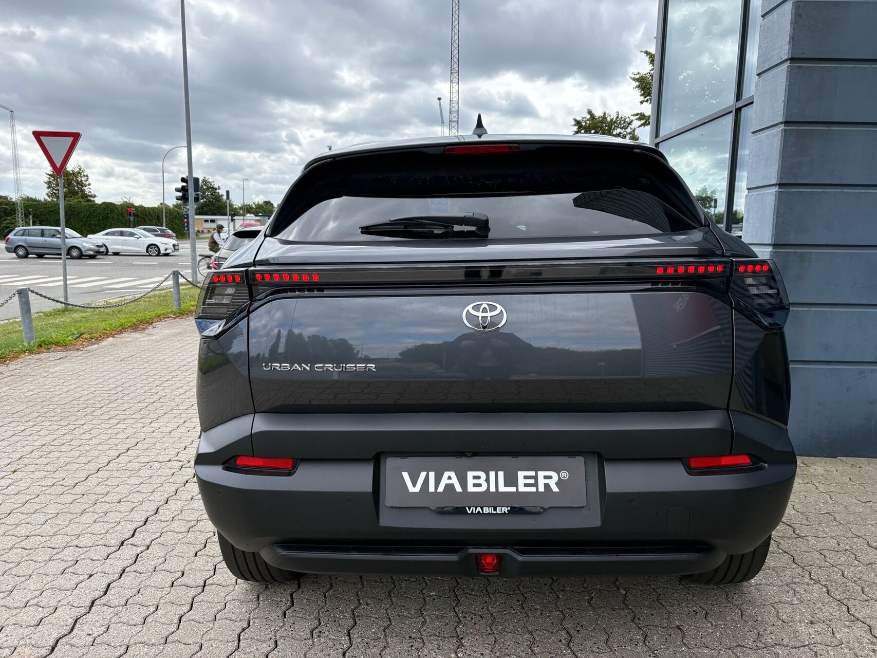 Grå Toyota Urban Cruiser fra 2025