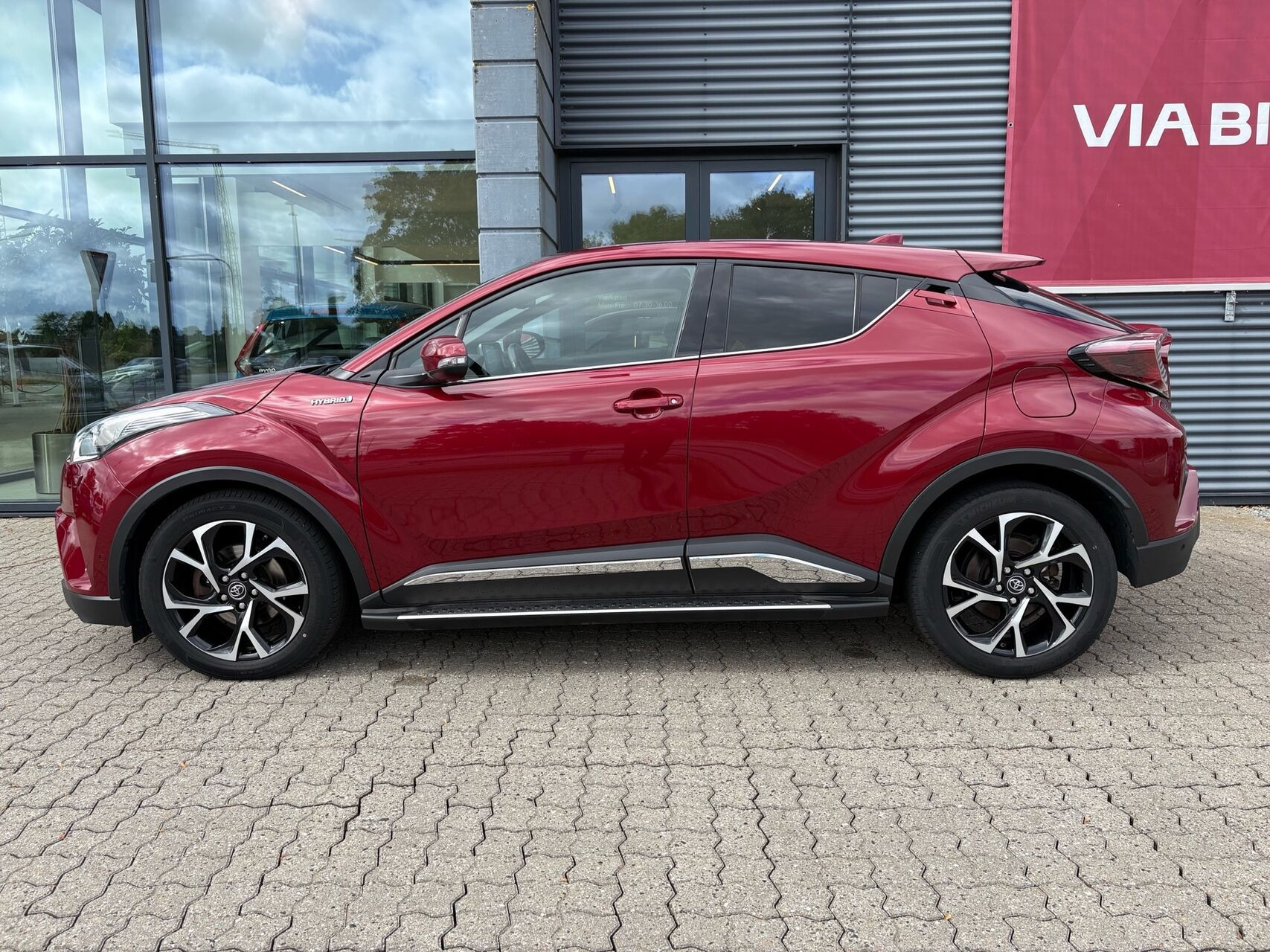 Rød Toyota C-HR fra 2019
