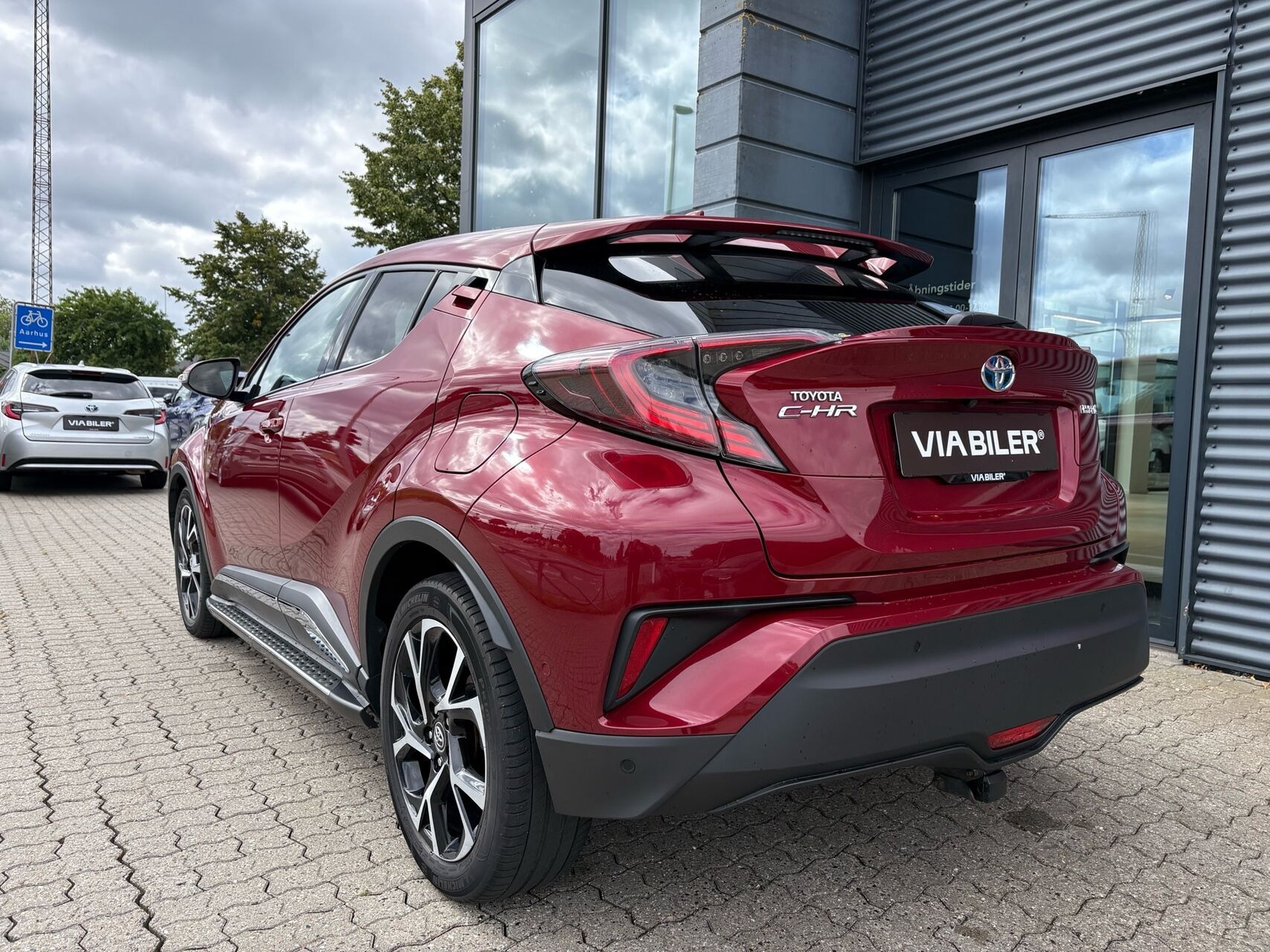Rød Toyota C-HR fra 2019