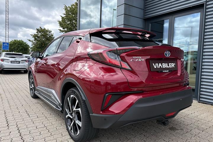 Rød Toyota C-HR fra 2019