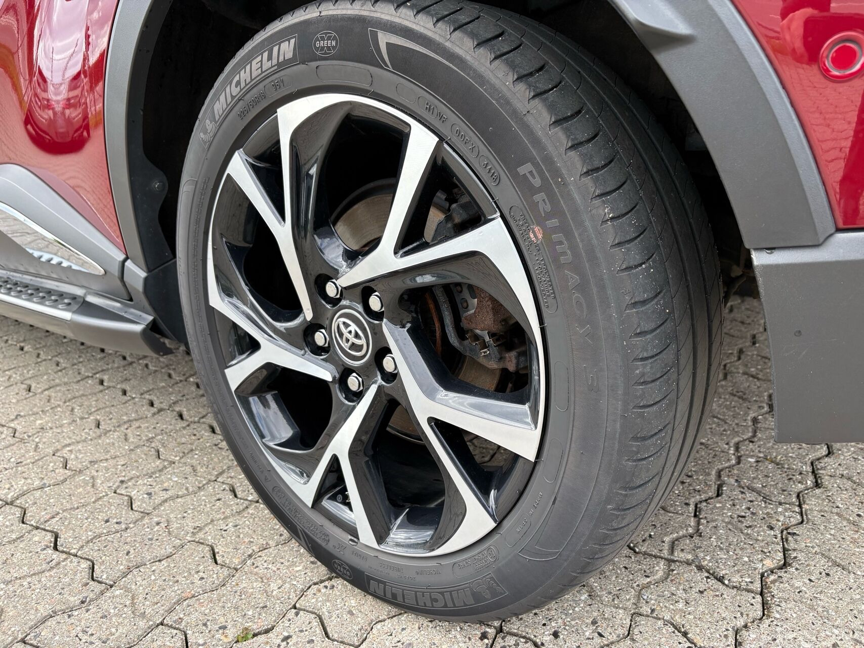 Rød Toyota C-HR fra 2019