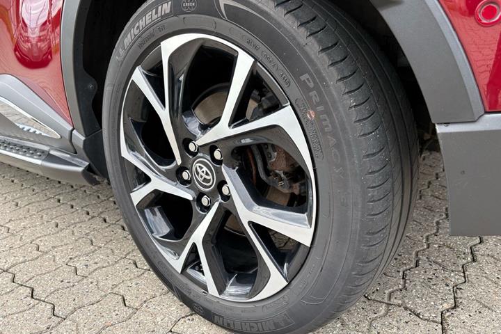 Rød Toyota C-HR fra 2019