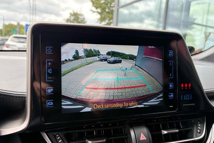 Rød Toyota C-HR fra 2019