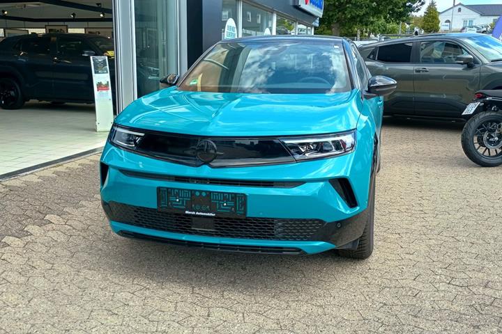 Turquoise Opel Mokka-e fra 2025