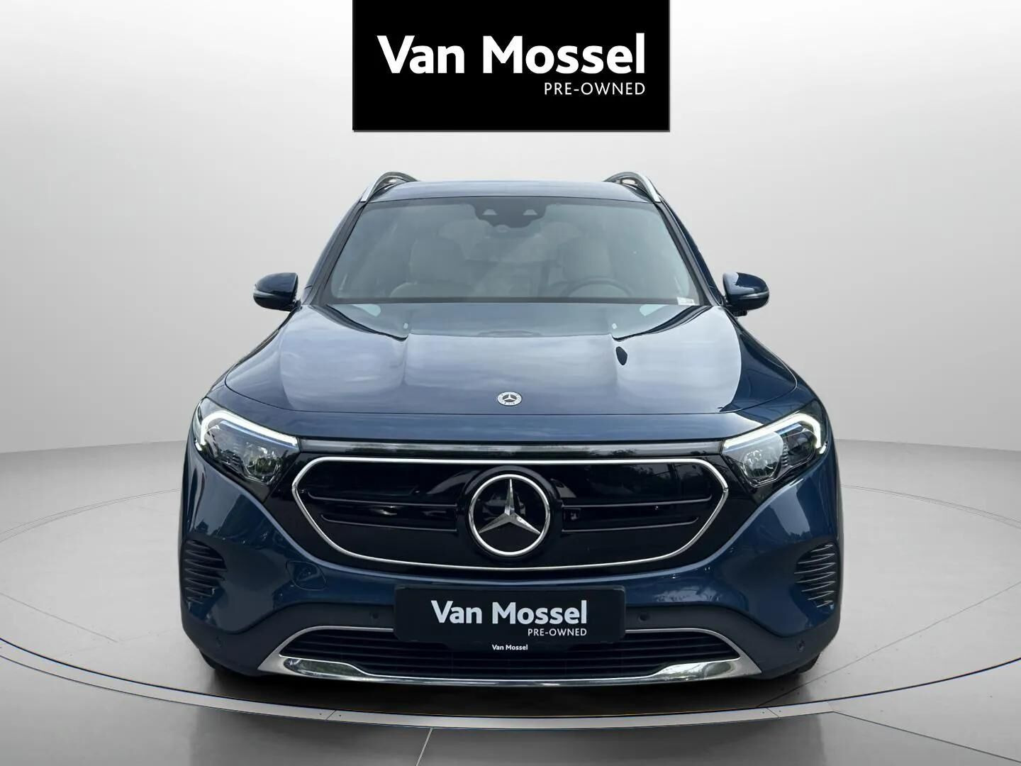 Blå Mercedes EQB 350 fra 2023