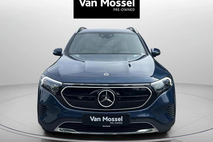 Blå Mercedes EQB 350 fra 2023