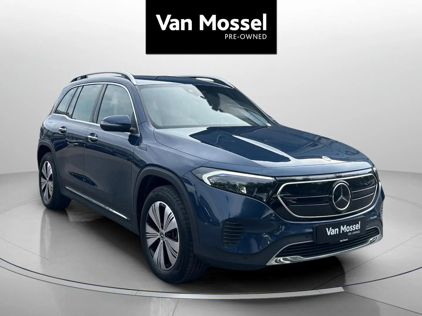 Blå Mercedes EQB 350 fra 2023