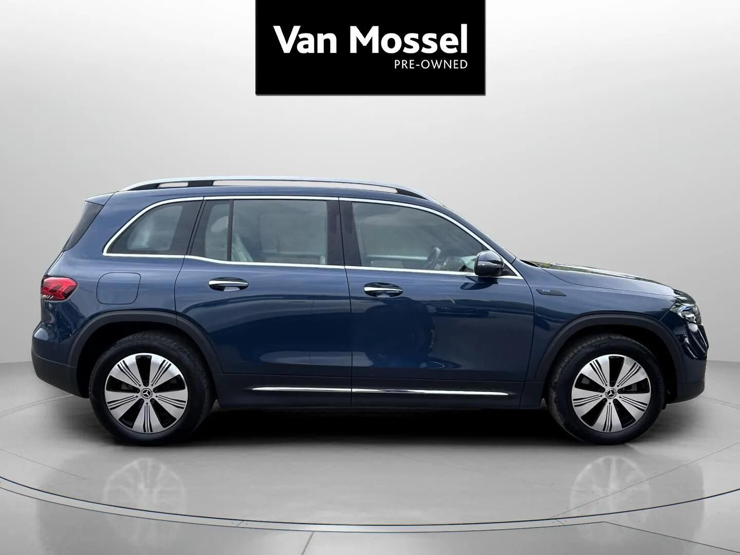 Blå Mercedes EQB 350 fra 2023