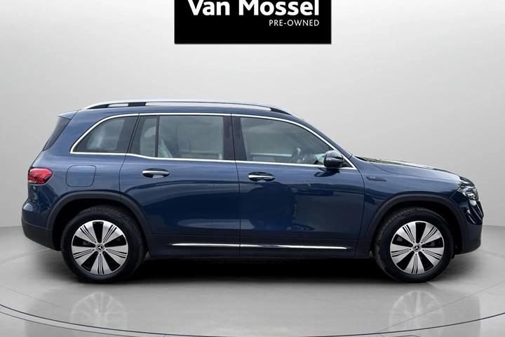Blå Mercedes EQB 350 fra 2023