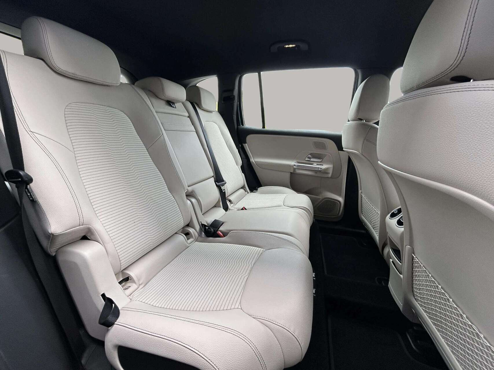 Blå Mercedes EQB 350 fra 2023