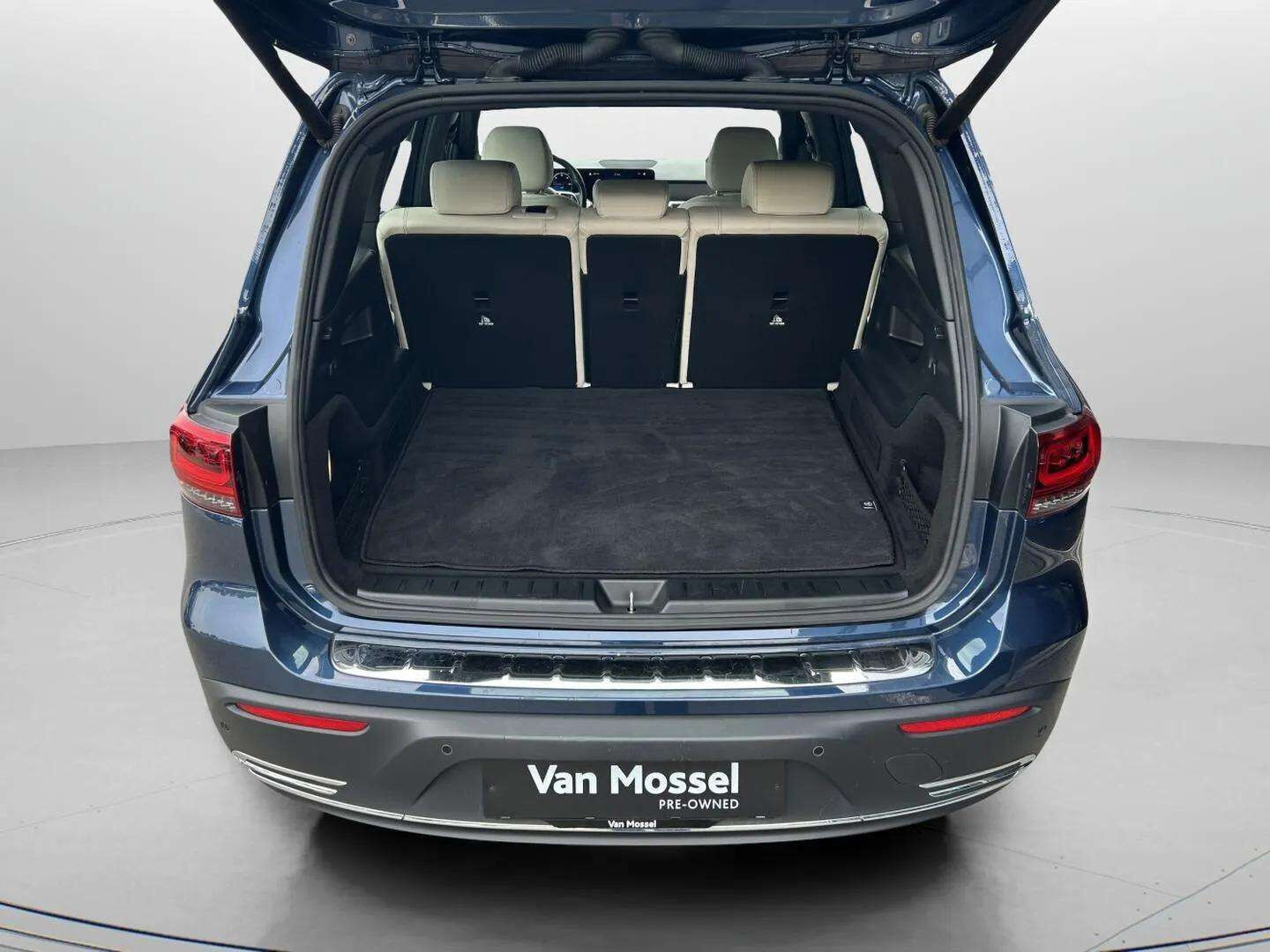 Blå Mercedes EQB 350 fra 2023