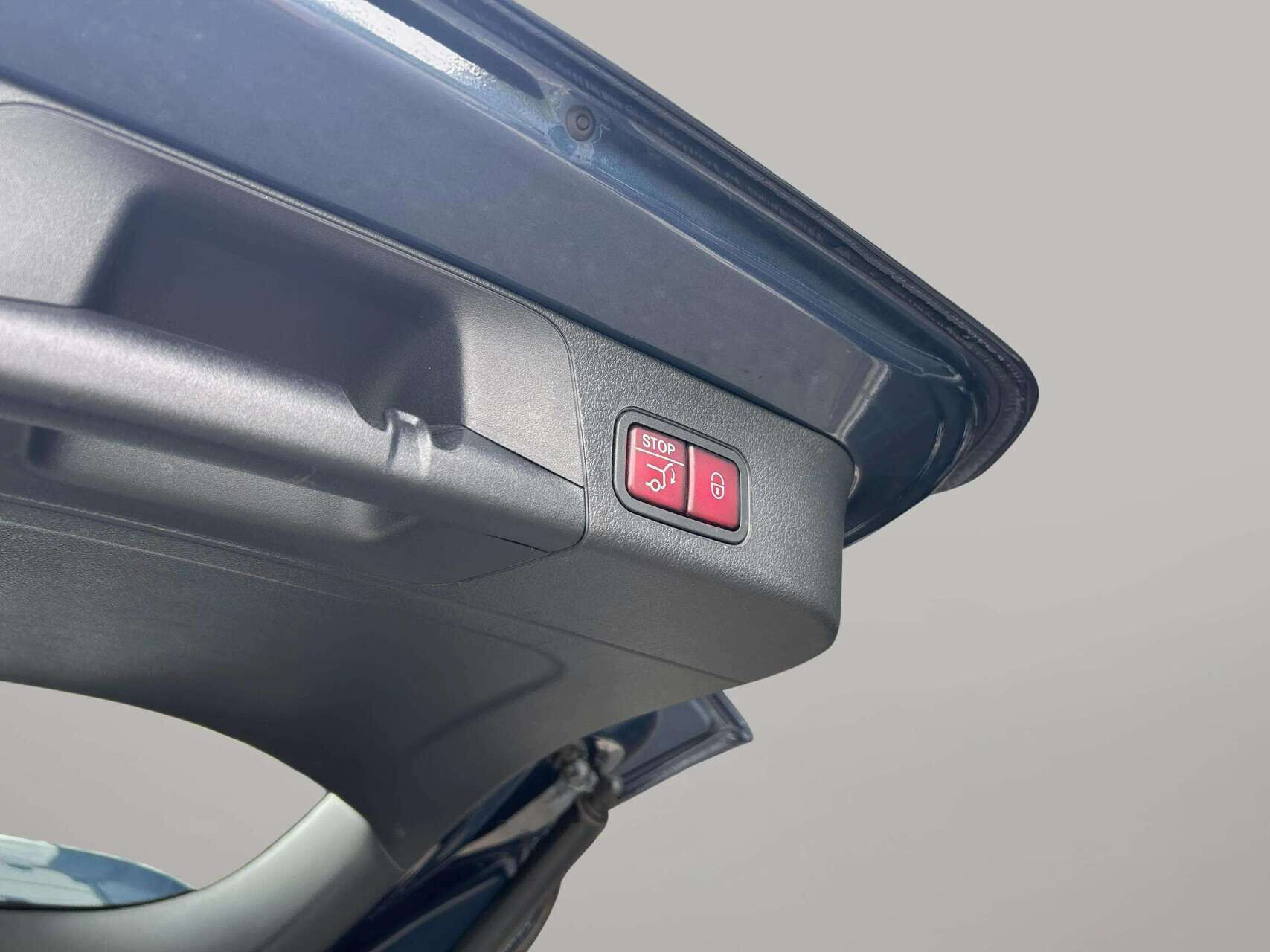 Blå Mercedes EQB 350 fra 2023