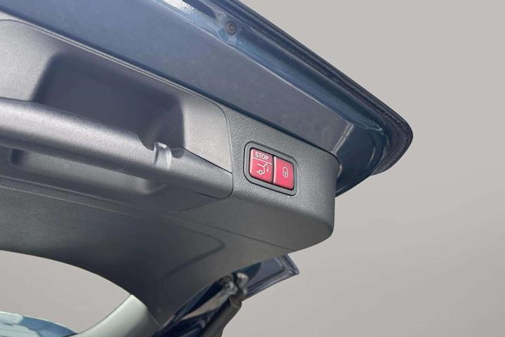 Blå Mercedes EQB 350 fra 2023