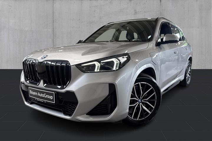 Sølv BMW X1 fra 2023 set udefra