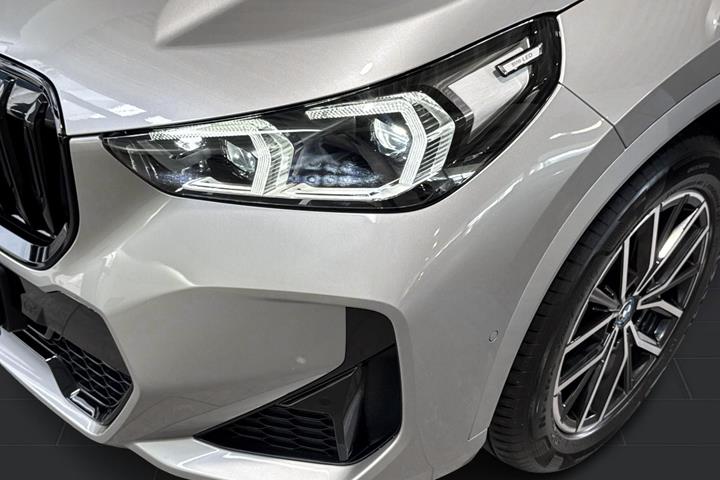 Sølv BMW X1 fra 2023