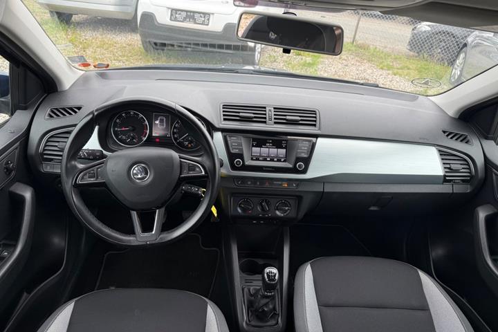 Blå Skoda Fabia fra 2015
