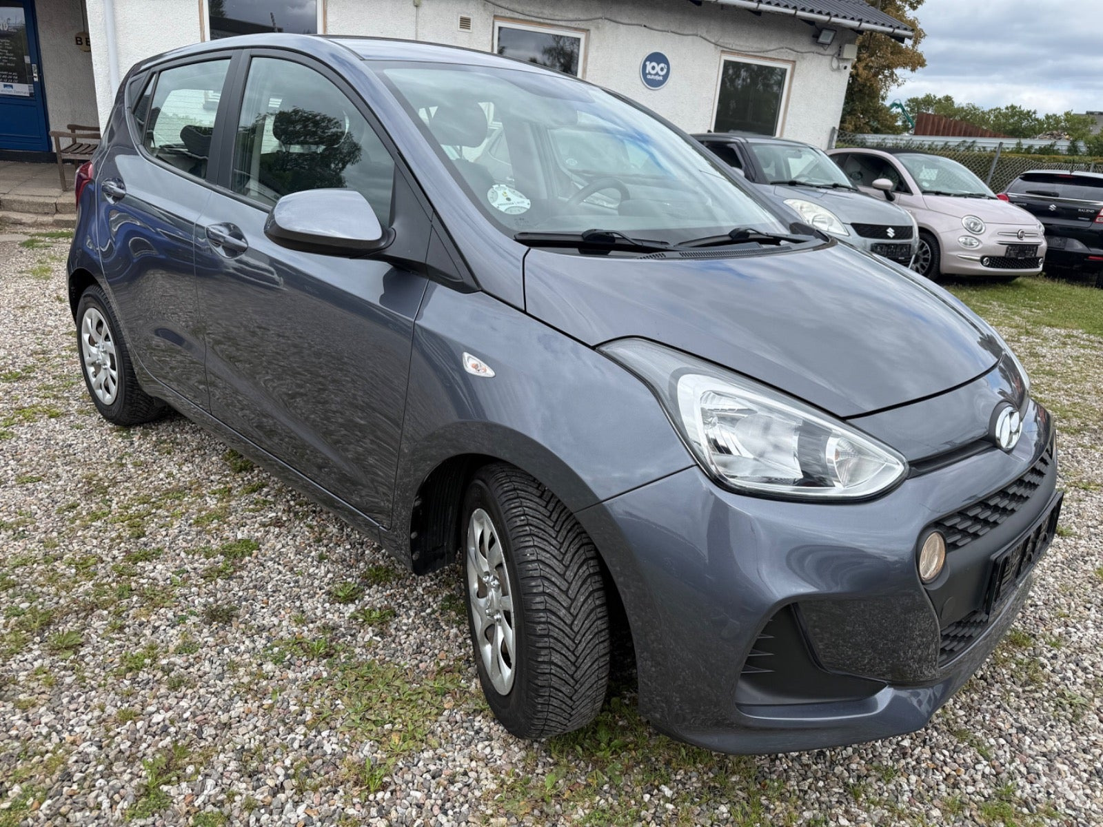 Grå Hyundai i10 fra 2018