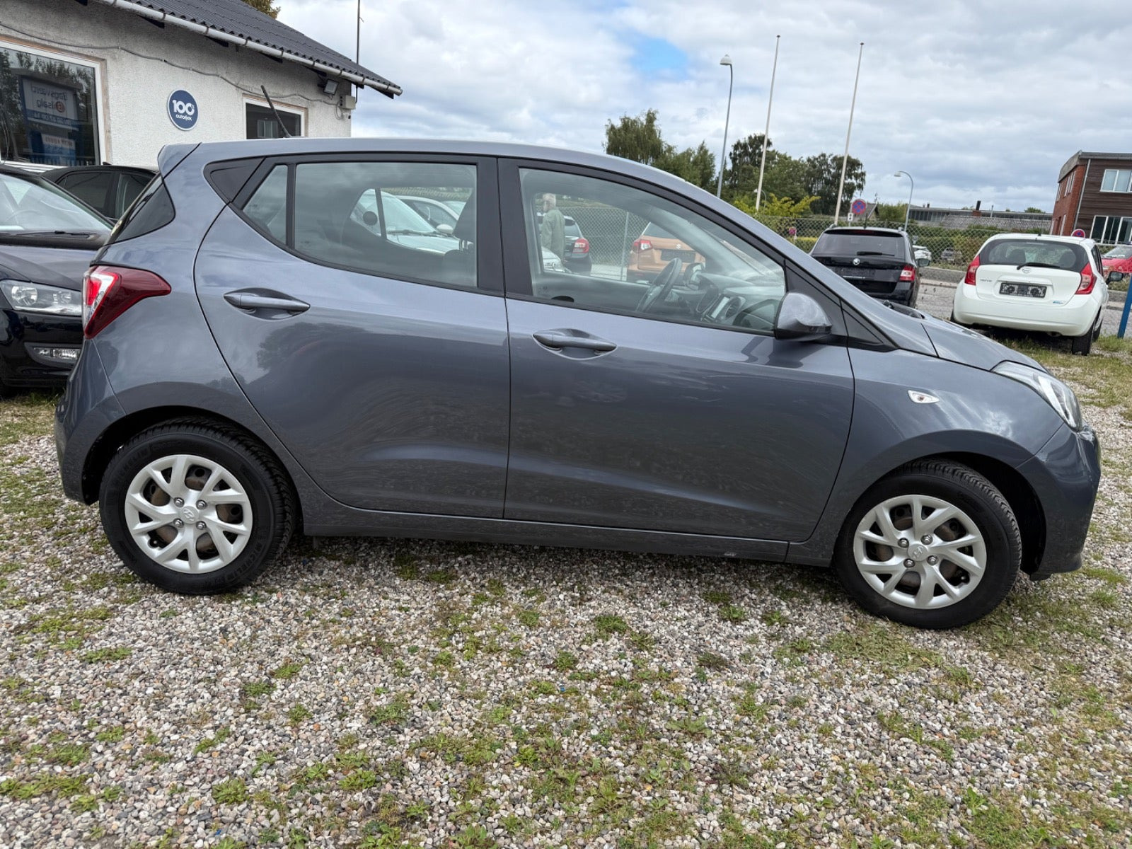 Grå Hyundai i10 fra 2018
