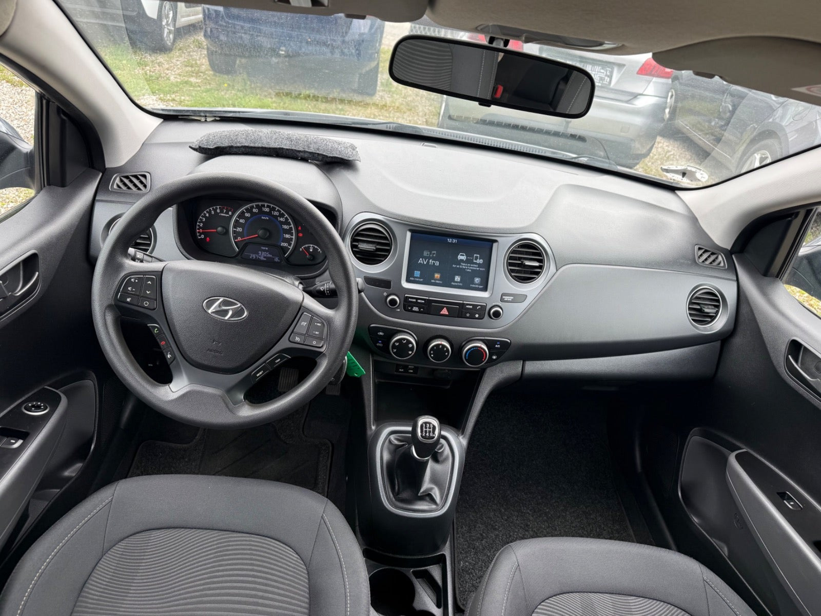 Grå Hyundai i10 fra 2018